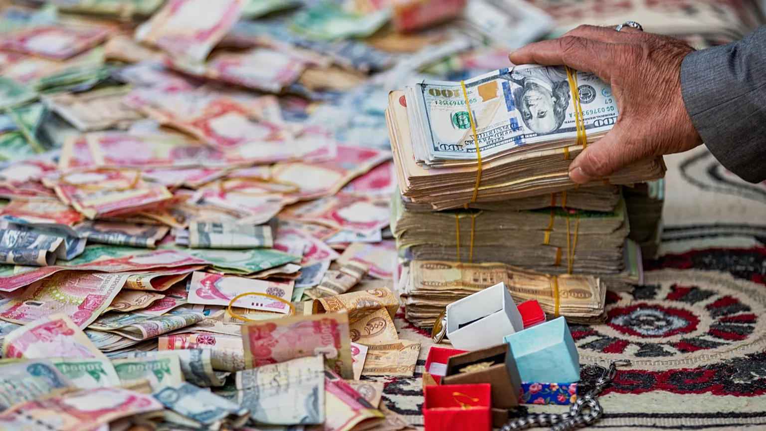 من أزمة الرهائن إلى حرب اليوم: قصة الأصول الإيرانية المجمدة عبر نصف قرن 27 نون بوست