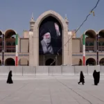 بين محرم وقمة الناتو.. كيف حوّلت إيران تشييع خامنئي إلى رسالة سياسية؟