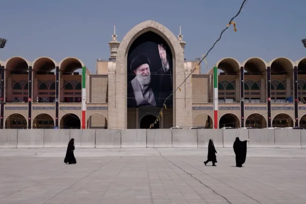 بين محرم وقمة الناتو.. كيف حوّلت إيران تشييع خامنئي إلى رسالة سياسية؟
