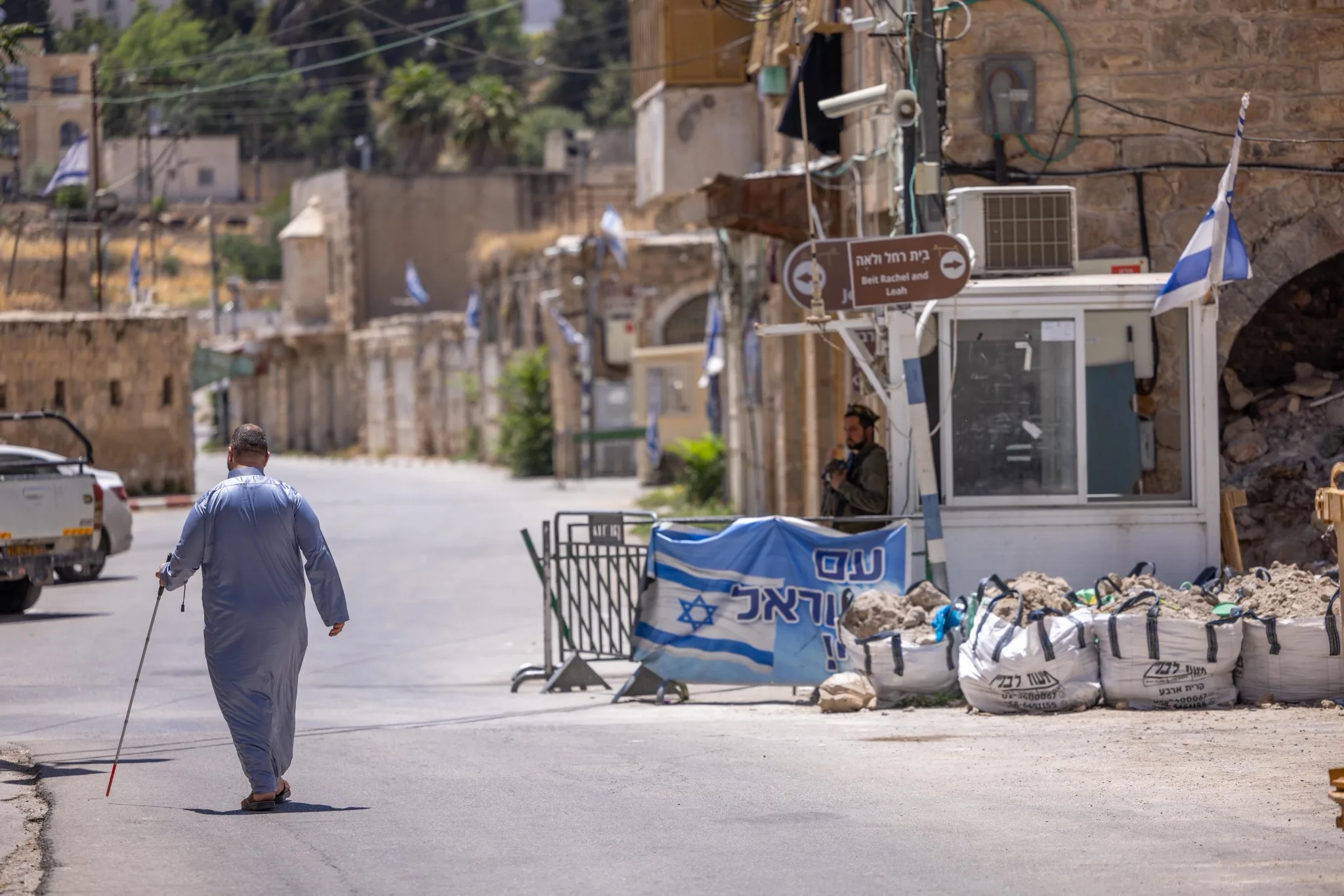 "كالدخول إلى قفص": "إسرائيل" تشدّد قبضتها على الخليل 33 نون بوست