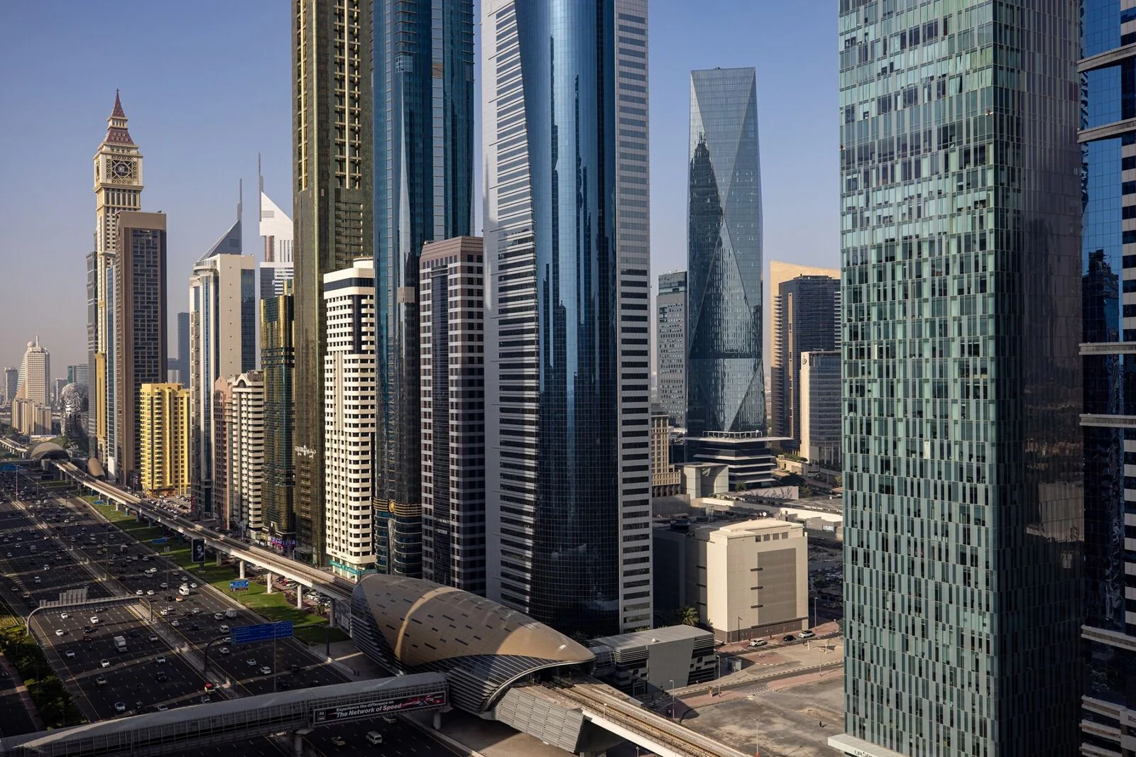 كيف يضفي شيوخ آل نهيان طابعًا مؤسسيًا على ثرواتهم؟ 29 نون بوست