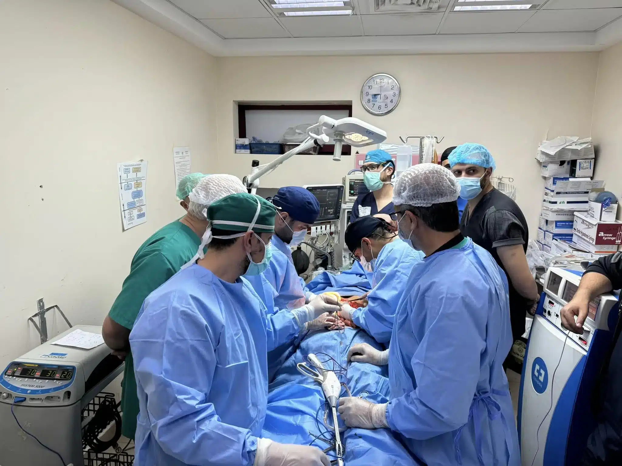 صيانة في غمرة الجراحة.. كيف تُبعث الأجهزة الطبية في مستشفيات غزة؟ 28 نون بوست