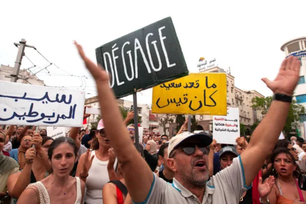 تونس تنتفض ومصر تترقب.. كيف يقرأ المصريون الحراك ضد قيس سعيّد؟