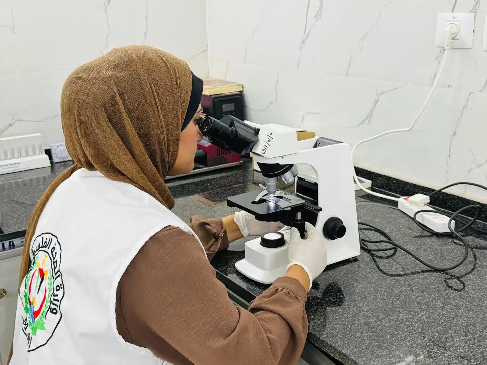 صيانة في غمرة الجراحة.. كيف تُبعث الأجهزة الطبية في مستشفيات غزة؟ 27 نون بوست
