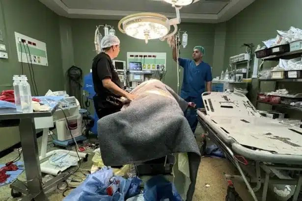 صيانة في غمرة الجراحة.. كيف تُبعث الأجهزة الطبية في مستشفيات غزة؟