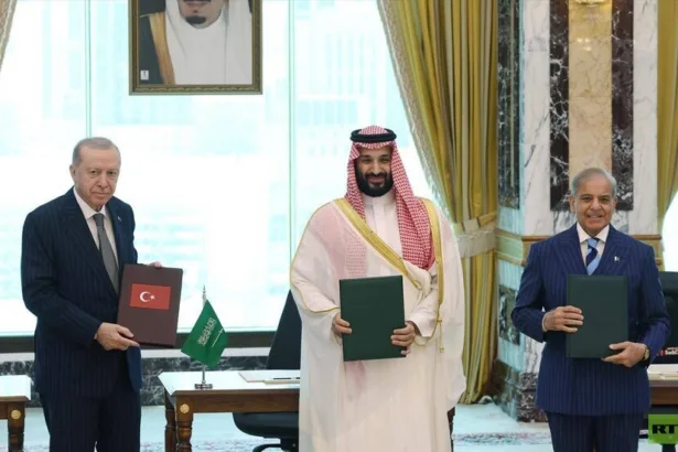 السعودية وتركيا وباكستان.. هل تعيد اتفاقية مكة رسم أمن الشرق الأوسط؟