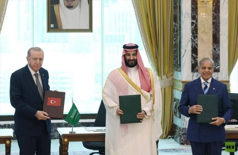 السعودية وتركيا وباكستان.. هل تعيد اتفاقية مكة رسم أمن الشرق الأوسط؟