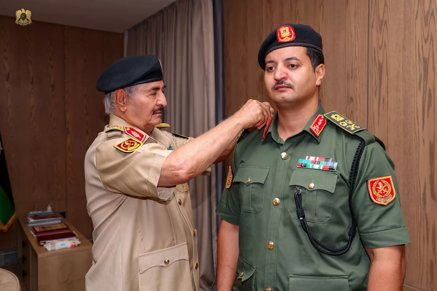 بعد اغتيال مدير الاستخبارات.. من يدير منظومة الأمن في شرق ليبيا؟ 28 خليفة حفتر خلال ترقيته لابنه خالد لرتبة فريق أول