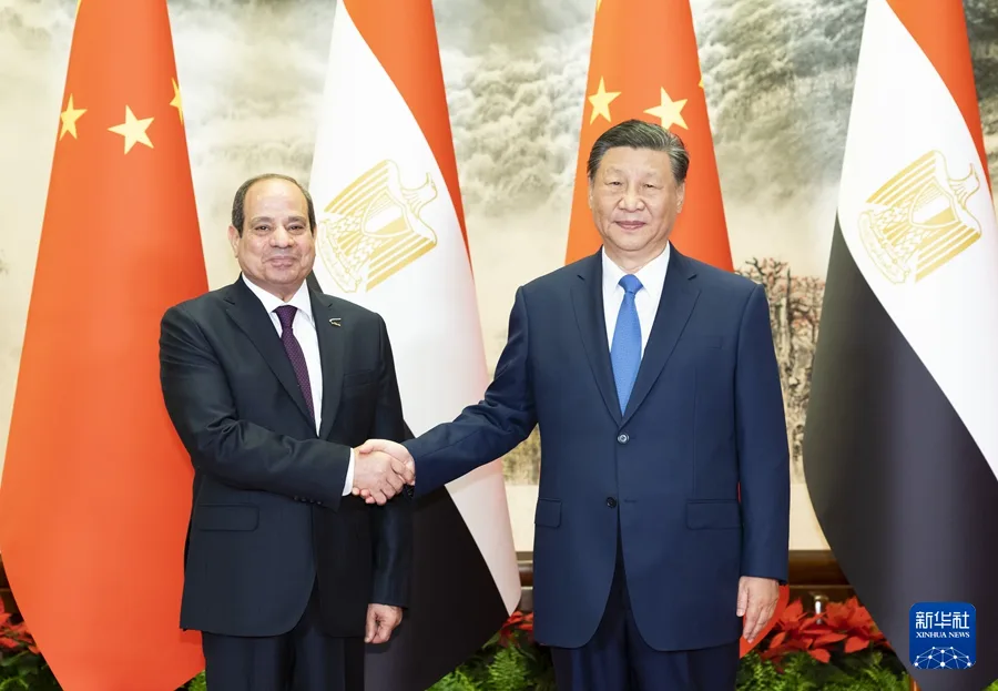 شي جين بينغ وعبد الفتاح السيسي خلال لقائهما في بكين في مايو/أيار 2024، في مرحلة شهدت توسع التعاون بين البلدين