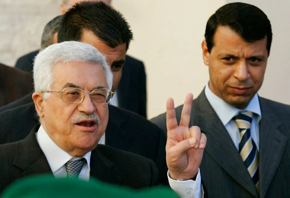 أعداء الأمس في خندق واحد.. ماذا يجمع "حماس" ودحلان واليسار الفلسطيني؟ 26 دحلان دخل في صراع مع الرئيس محمود عباس انتهى بإقصاء الأول من قيادة "فتح"