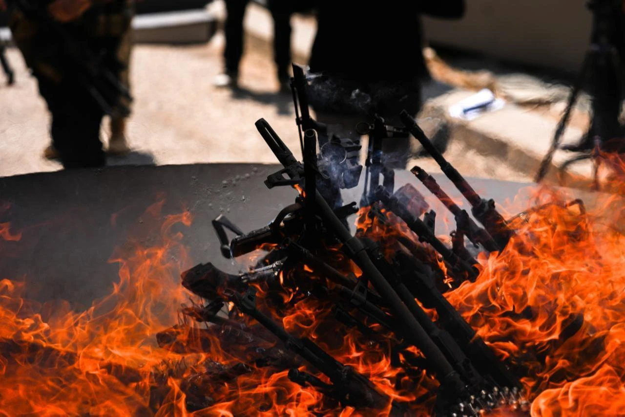 بعد تسليم السلاح.. أين يذهب آلاف عناصر حزب العمال الكردستاني؟ 27 إتلاف أسلحة خلال مراسم نزع السلاح قرب السليمانية في يوليو/تموز 2025