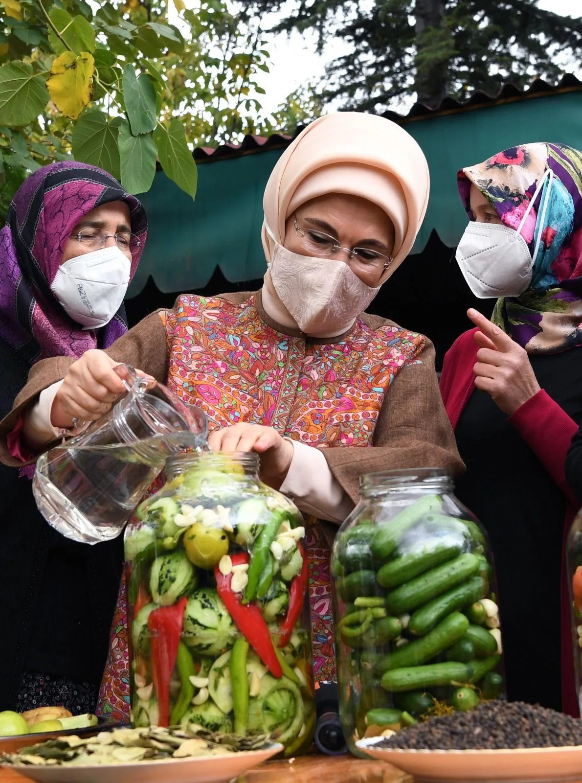 أمينة أردوغان: سيرة امرأة صعدت مع المحافظين إلى قلب الدولة 29 نون بوست
