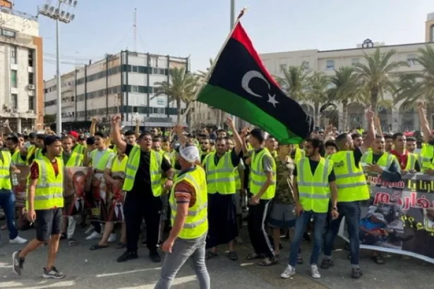 جرس إنذار في ليبيا.. الغضب الشعبي يهدد سلطتي الشرق والغرب