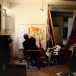 سليمان منصور يعمل في مرسمه، حيث امتدت تجربته على مدى أكثر من نصف قرن بين الرسم والطين والمواد المستمدة من الأرض الفلسطينية