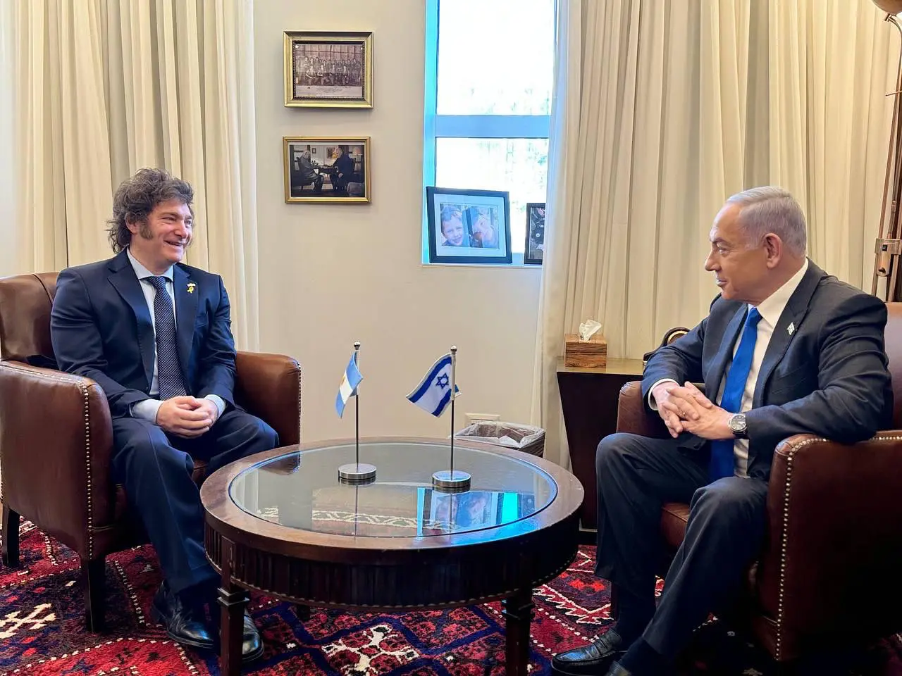 السلاح والفحم والقدس والجولان.. كيف تستفيد "إسرائيل" من تحول كولومبيا؟ 27 الرئيس الأرجنتيني خافيير ميلي يلتقي رئيس الوزراء الإسرائيلي بنيامين نتنياهو في القدس المحتلة خلال العدوان على غزة