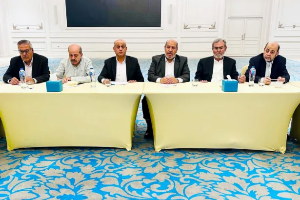 أعداء الأمس في خندق واحد.. ماذا يجمع “حماس” ودحلان واليسار الفلسطيني؟