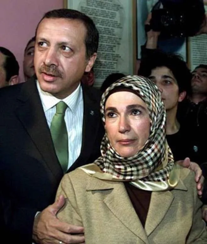 أمينة أردوغان: سيرة امرأة صعدت مع المحافظين إلى قلب الدولة 31 نون بوست