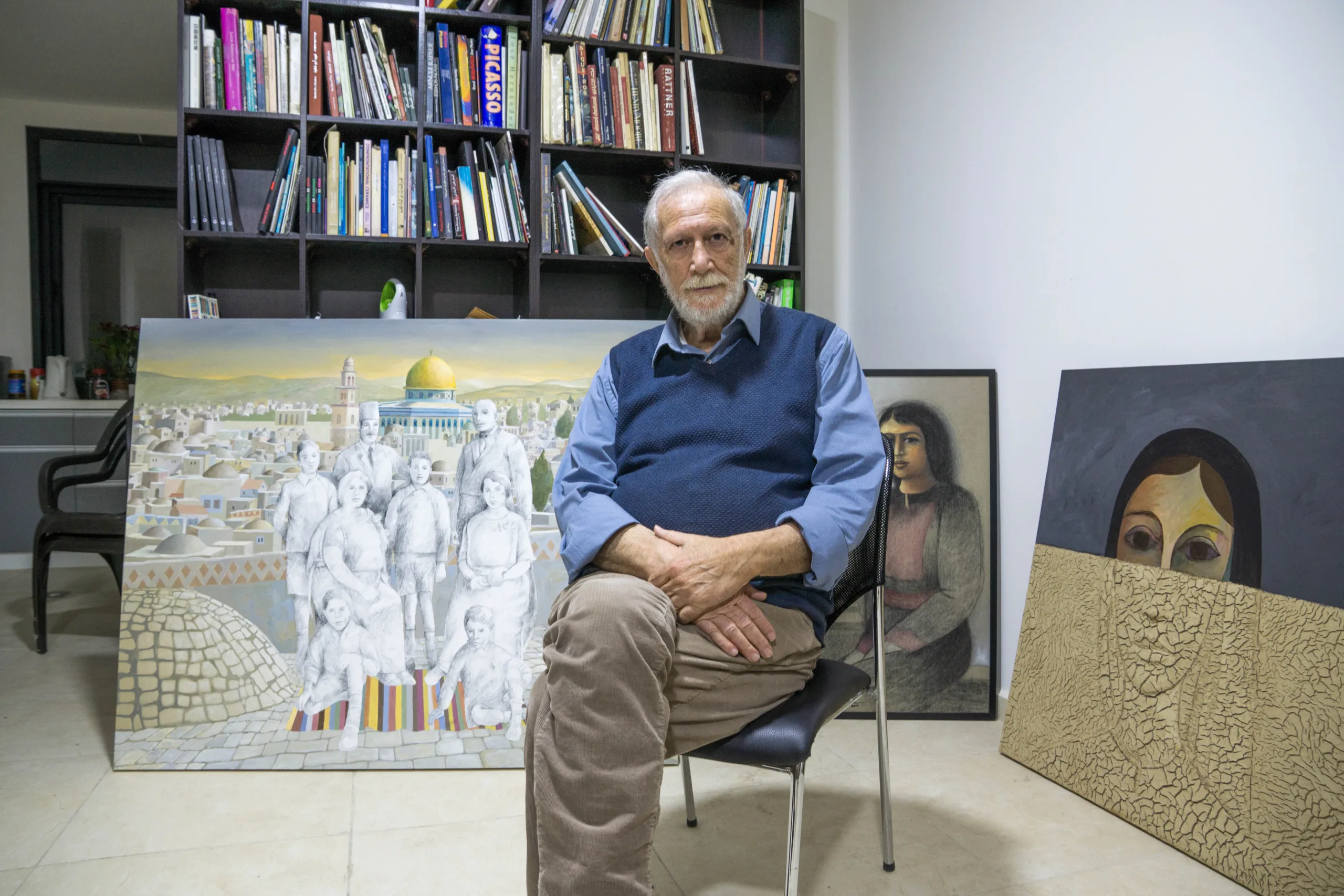 سليمان منصور.. حارس الذاكرة الذي رسم فلسطين وأدخل ترابها إلى لوحاته 29 سليمان منصور أثناء العمل، في صورة تختصر مسيرة امتدت لأكثر من نصف قرن بين الرسم والبحث عن لغة بصرية فلسطينية