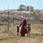 "إحنا في سجن منزلي".. المستوطنون يحاصرون عائلات قصرة ويعزلونها عن العالم