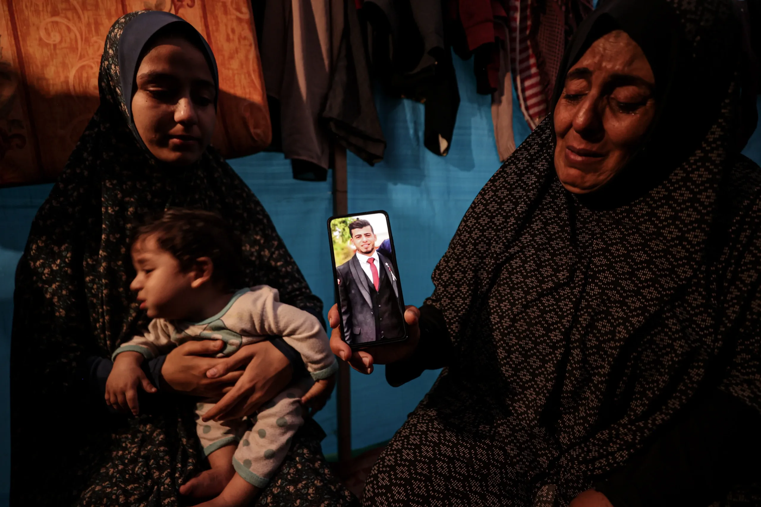 احتجاز بلا سجل وقتل بلا خبر.. كيف أخفى الاحتلال الآلاف من معتقلي غزة؟ 26 زينات السموني تحمل صورة ابنها عبد الله، الذي اقتاده جيش الاحتلال مع شقيقيه عند حاجز على طريق صلاح الدين أثناء نزوح العائلة جنوبًا، نوفمبر/تشرين الثاني 2023