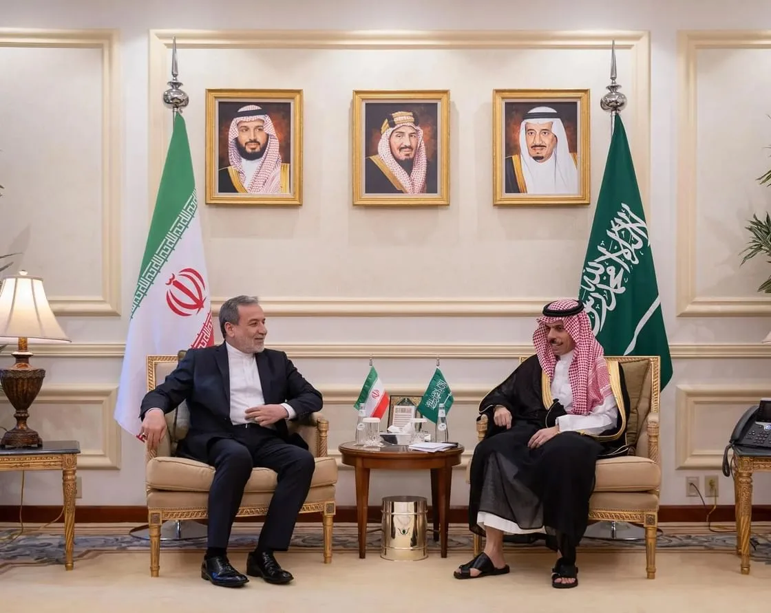 بعد الحرب.. لماذا تريد دول الخليج مظلة أمنية تضم إيران؟ 27 وزيرا الخارجية السعودي والإيراني خلال لقائهما في مقر الخارجية السعودية بمنطقة مكة المكرمة في يوليو/تموز 2025