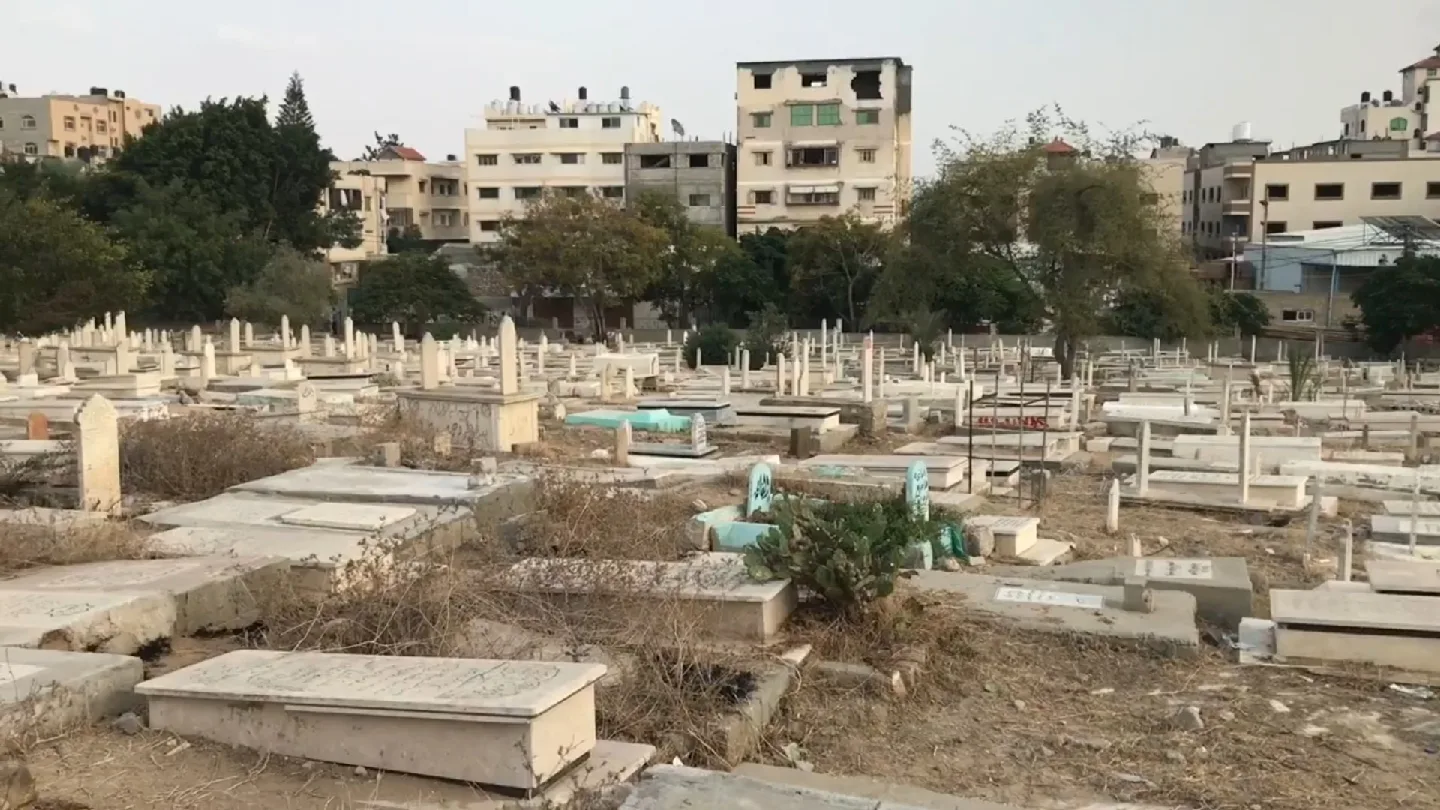 قصف وتجريف وسرقة جثامين.. كيف يدمّر الاحتلال مقابر غزة ويلاحق موتاها؟ 28 نون بوست