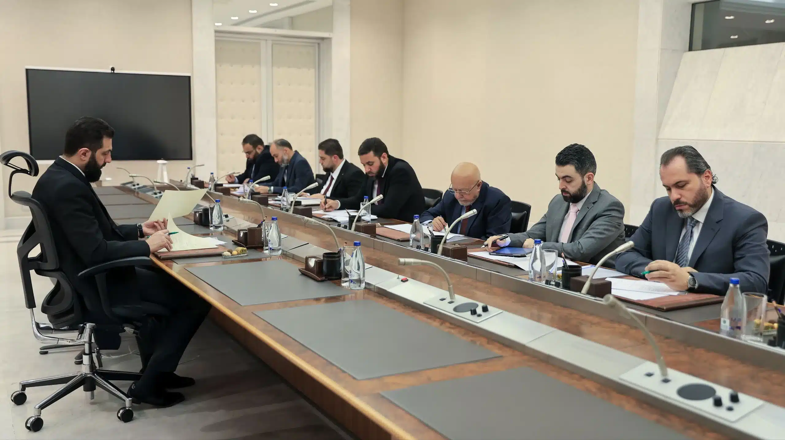 بين المنصب والبزنس.. كيف تحمي سوريا مؤسساتها من "تضارب المصالح"؟ 27 نون بوست