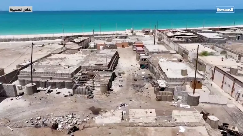 القضاء والجباية والخدمات.. كيف يثبت الحوثيون حكمهم بمناطق السيطرة الجديدة؟ 28 مبانٍ متضررة في مدينة المخا بعد سيطرة الحوثيين عليها، في لقطة جوية من تسجيل مصور نُشر في 12 سبتمبر/أيلول 2026