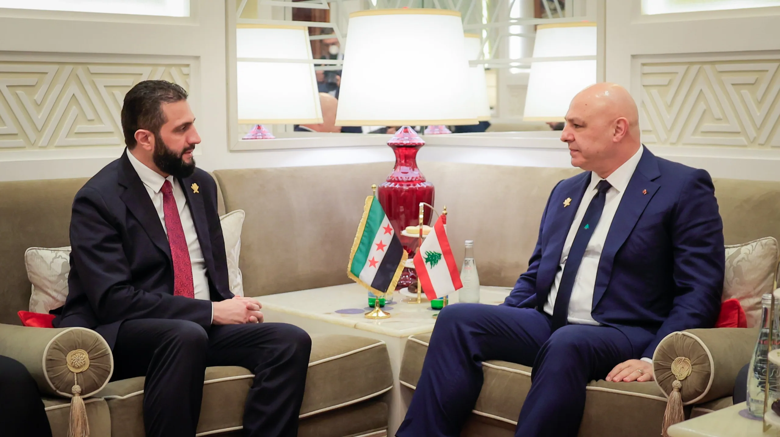 الرئيس السوري أحمد الشرع يلتقي نظيره اللبناني جوزيف عون على هامش القمة العربية الإسلامية الطارئة في الدوحة 15 سبتمبر/أيلول 2025