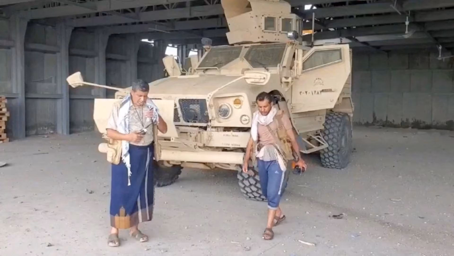 القضاء والجباية والخدمات.. كيف يثبت الحوثيون حكمهم بمناطق السيطرة الجديدة؟ 26 رجل مسلح يسير بجانب آلية مدرعة في مدينة المخا اليمنية، في لقطة من تسجيل مصور نُشر في 10 سبتمبر/أيلول 2026 بعد سيطرة الحوثيين على المدينة
