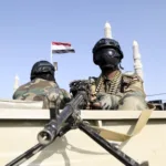 قوات أمن تابعة للحوثيين تنتشر في ميدان السبعين بمدينة صنعاء خلال مظاهرة داعمة لغزة ولبنان في 27 سبتمبر/أيلول 2024 (مركز صنعاء)