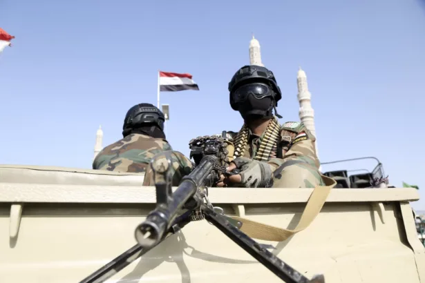القضاء والجباية والخدمات.. كيف يثبت الحوثيون حكمهم بمناطق السيطرة الجديدة؟