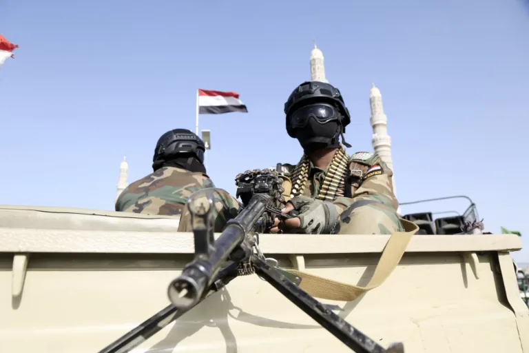 القضاء والجباية والخدمات.. كيف يثبت الحوثيون حكمهم بمناطق السيطرة الجديدة؟