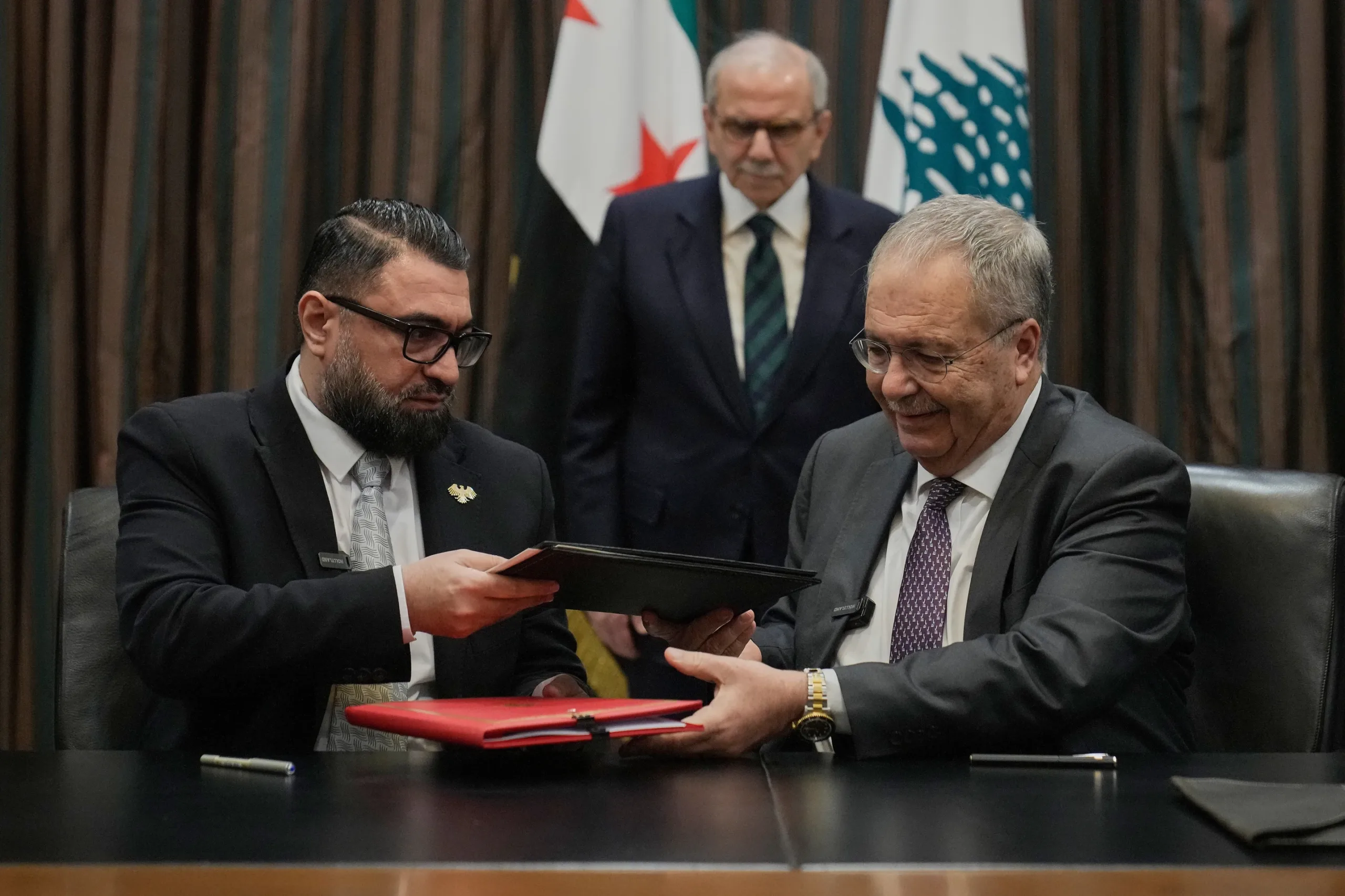تسليم المطلوبين وتفكيك الخلايا.. كيف تبدّلت قواعد الأمن بين دمشق وبيروت؟ 27 نائب رئيس الحكومة اللبنانية طارق متري ووزير العدل السوري مظهر الويس يتبادلان وثائق اتفاق نقل السجناء السوريين من لبنان إلى سوريا، بيروت، 6 فبراير/شباط 2026 (AP)