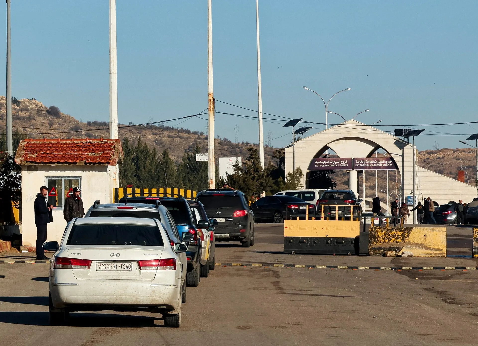 تسليم المطلوبين وتفكيك الخلايا.. كيف تبدّلت قواعد الأمن بين دمشق وبيروت؟ 26 مركبات تصطف للدخول إلى لبنان قرب الحدود اللبنانية السورية بعد الإطاحة ببشار الأسد (رويترز)