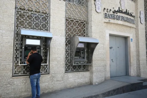 أموال محجوزة في زمن المجاعة.. كيف فاقم بنك فلسطين حصار غزة؟