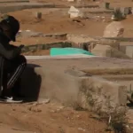 قصف وتجريف وسرقة جثامين.. كيف يدمّر الاحتلال مقابر غزة ويلاحق موتاها؟
