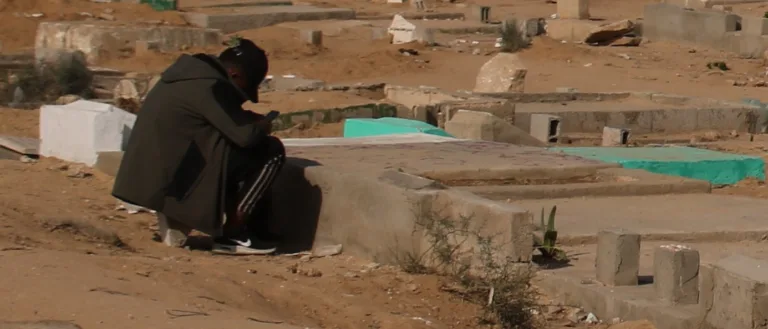 قصف وتجريف وسرقة جثامين.. كيف يدمّر الاحتلال مقابر غزة ويلاحق موتاها؟