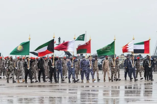 الخليج يعيد توزيع رهاناته.. أميركا لم تعد المظلة الوحيدة