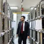 وزير الاتصالات السوري عبد السلام هيكل يتفقد تجهيزات الربط والشبكات داخل أحد مراكز الشركة السورية للاتصالات في دمشق، 16 ديسمبر/كانون الأول 2025 (سانا)