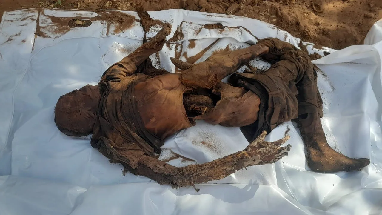 600 جثة ومقابر جماعية.. ما الذي خلّفته قوات الدعم السريع في بارا؟ 26 نون بوست