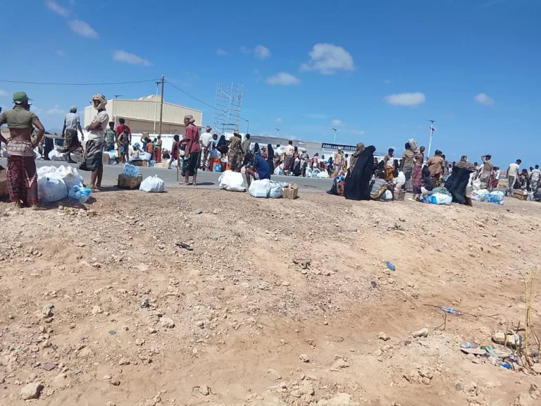 على الضفة الأخرى من الحرب.. يمنيون يعبرون البحر بحثًا عن الأمان