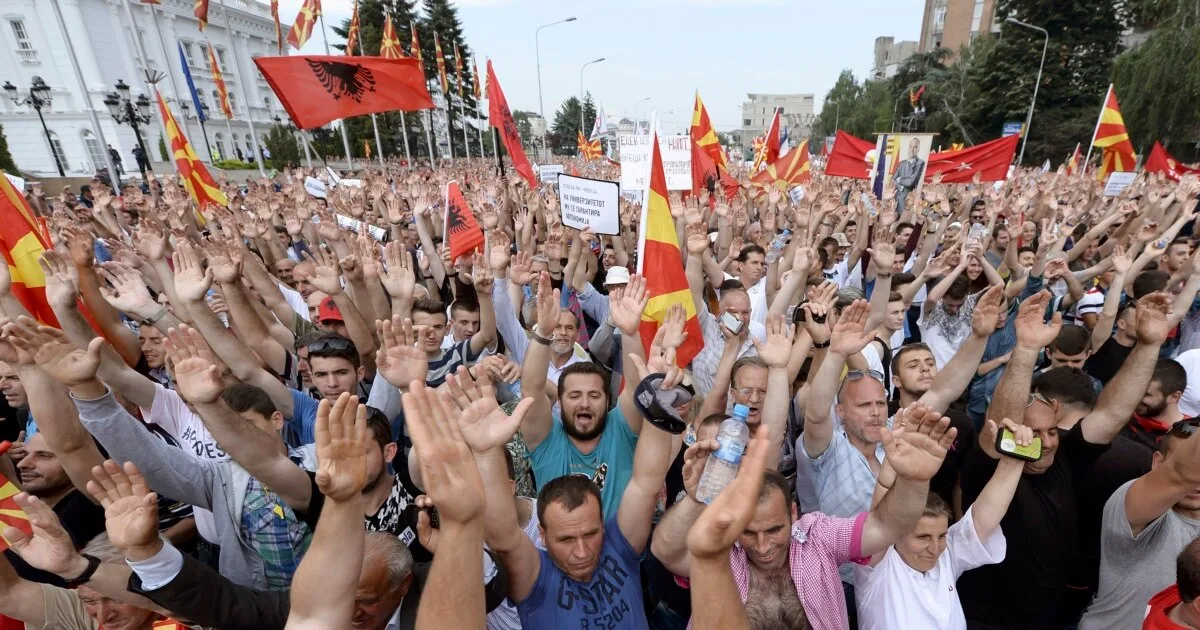 مقدونيا الشمالية.. كيف أصبحت حلقة في شبكة التجسس الإسرائيلي؟ 28 احتجاجات في العاصمة المقدونية سكوبيه في مايو/أيار 2015 عقب الكشف عن فضيحة تنصت واسعة
