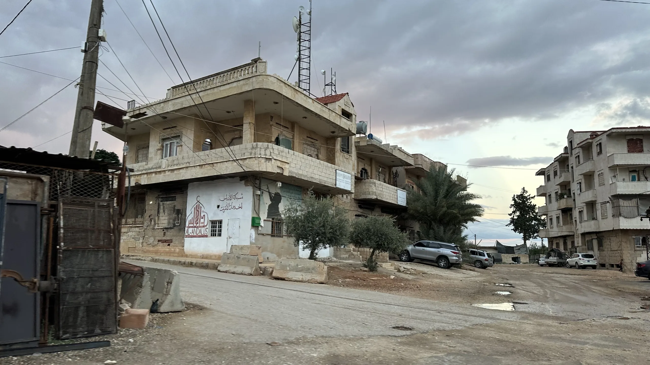 الجيران الذين فرّقتهم الحرب.. لماذا يرفض أهالي بنش عودة سكان الفوعة؟ 26 نون بوست
