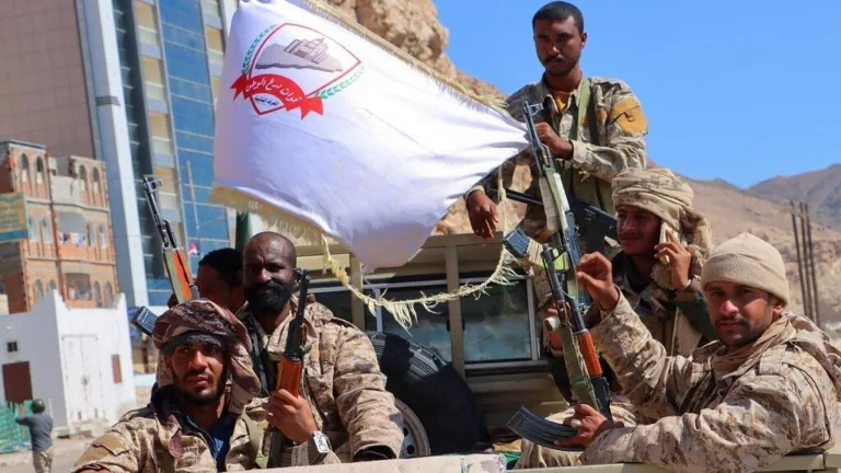 قوات أبوظبي تحت الغطاء السعودي.. من يقود معركة الساحل الغربي؟