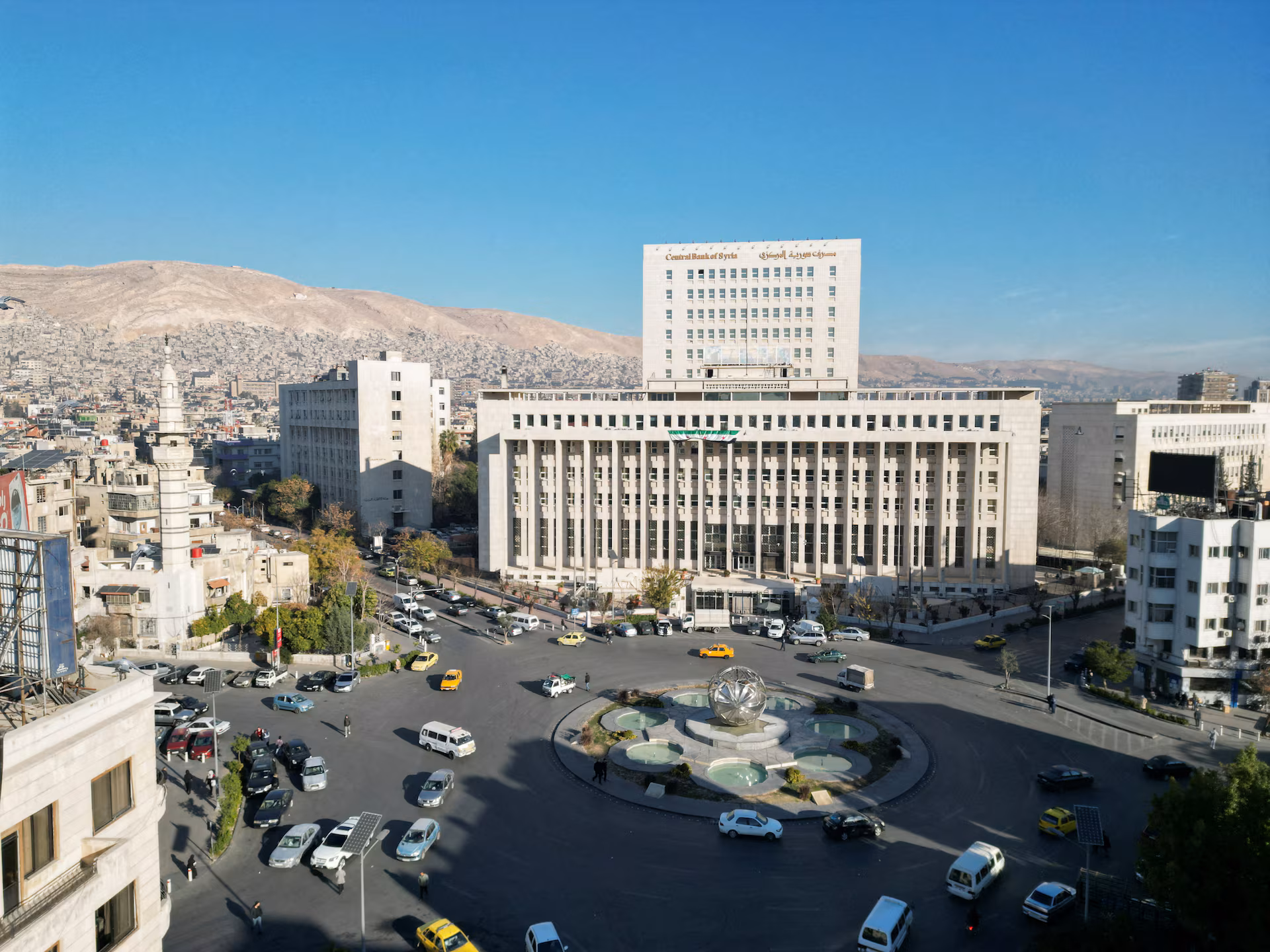 مبنى مصرف سوريا المركزي في دمشق (رويترز)